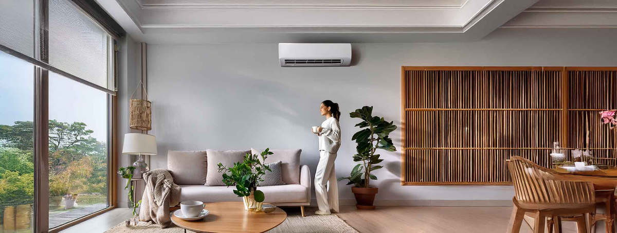Condizionatore split bianco installato in un soggiorno moderno e luminoso