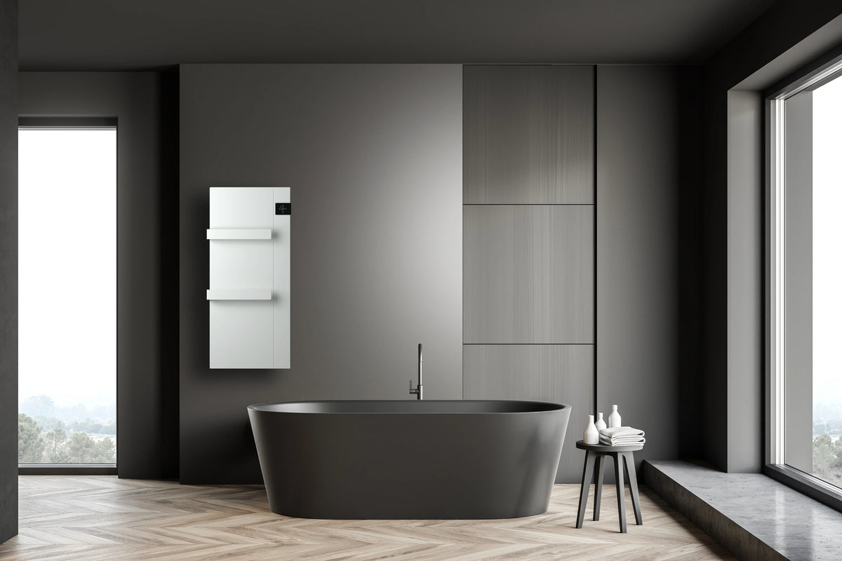 Scadasalviette da bagno bianco moderno in bagno grigio minimalista con vasca freestanding