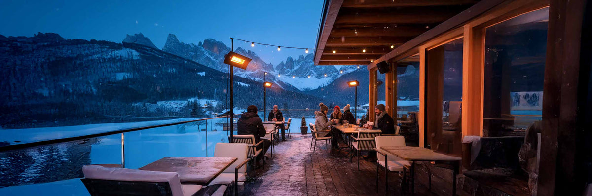 Riscaldamento esterno per area Horeca in chalet di montagna con riscaldatori a infrarossi.