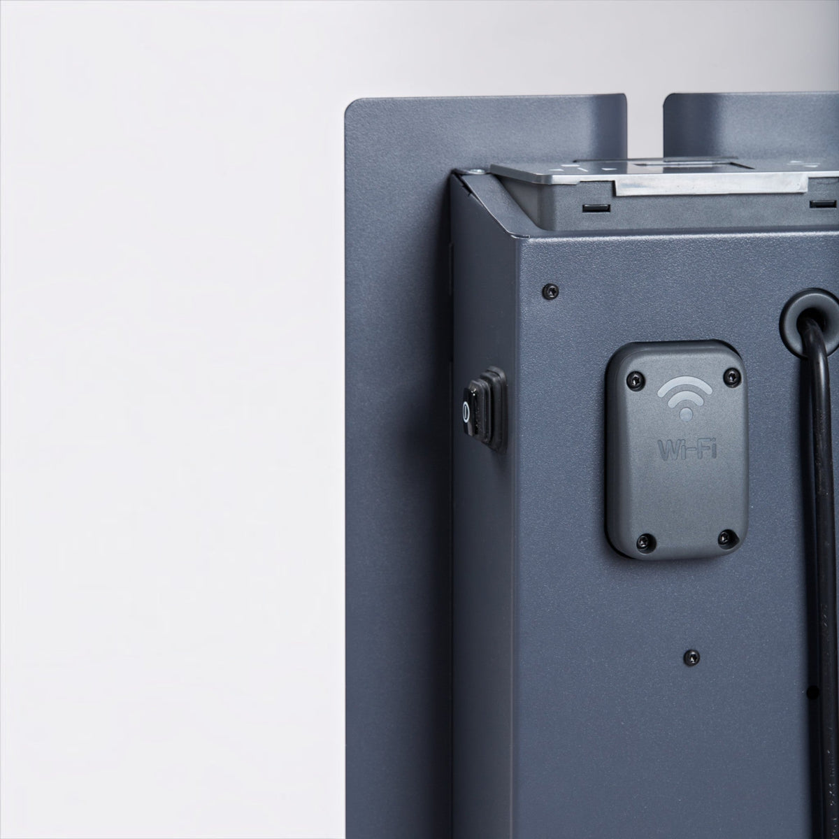 Dettaglio posteriore del radiatore elettrico Klimago™ Radialight KYOTO con modulo Wi-Fi e interruttore di accensione