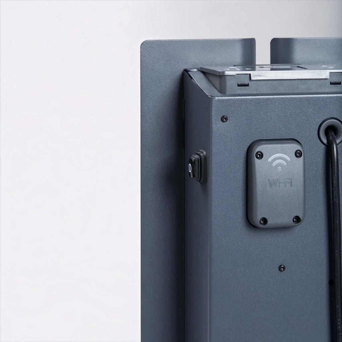 Dettaglio posteriore del radiatore elettrico Klimago™ Radialight KYOTO con modulo Wi-Fi e interruttore di accensione
