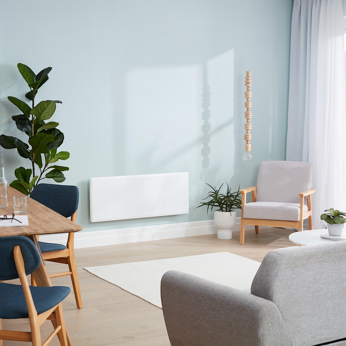 Radiatore elettrico norvegese Klimago™ NOBO OSLO WiFi bianco a parete in un soggiorno moderno e luminoso.