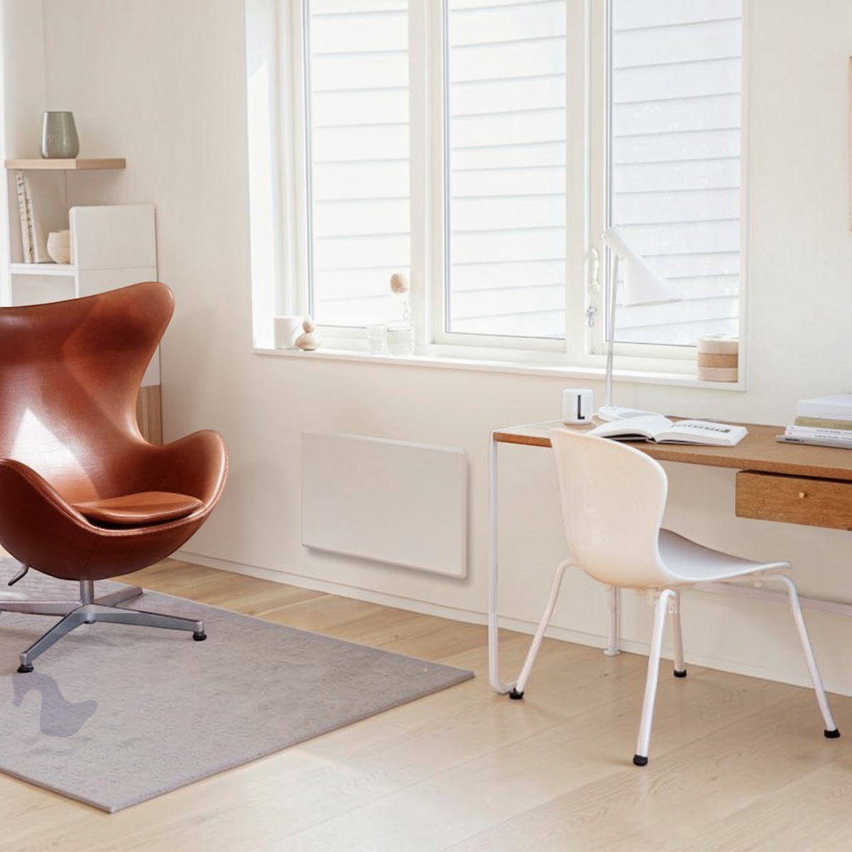 Radiatore elettrico norvegese Klimago™ NOBO OSLO WiFi a parete in un moderno studio domestico luminoso