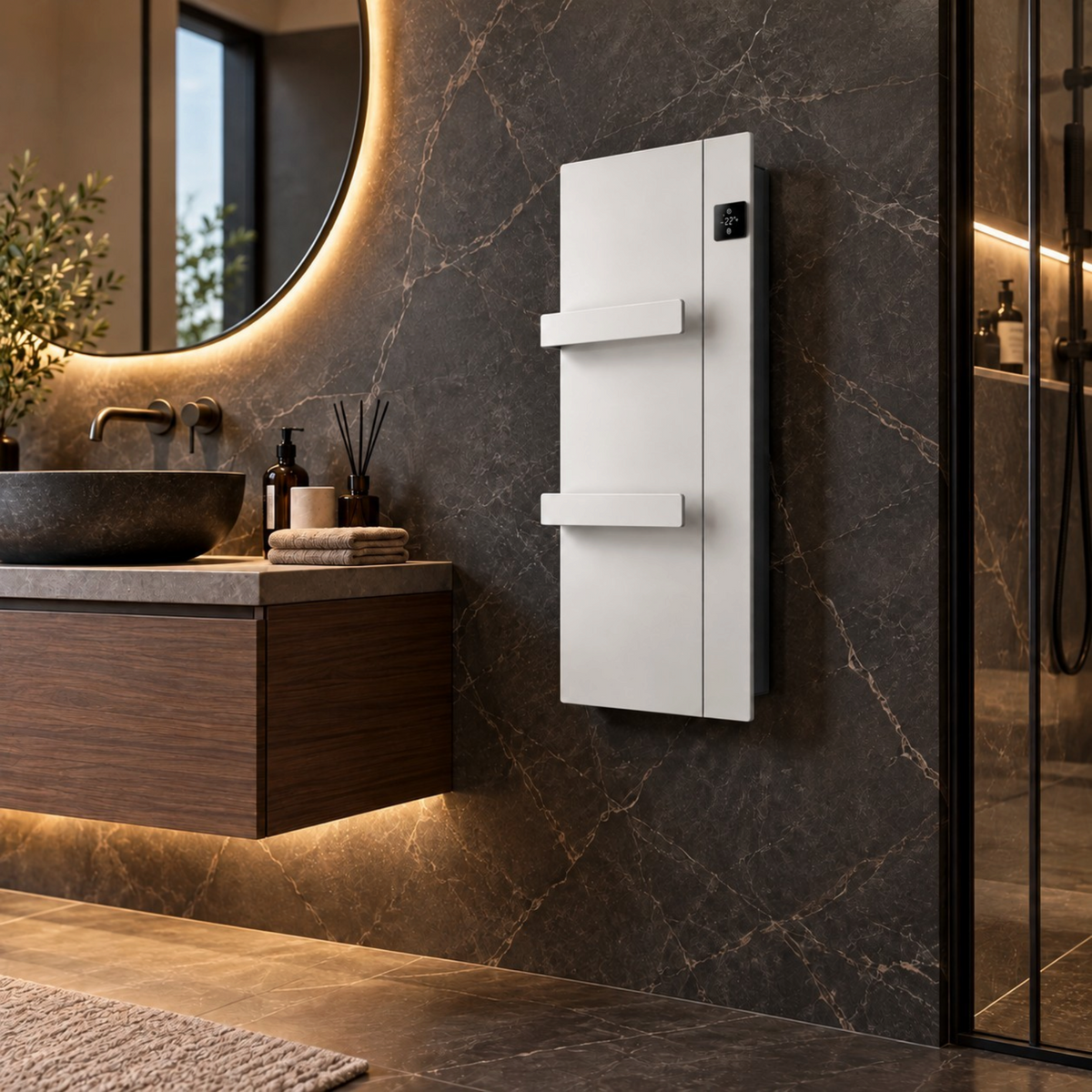 Scaldasalviette elettrico bianco Radialight ONSEN EVO con termoventilatore installato in un bagno moderno Klimago