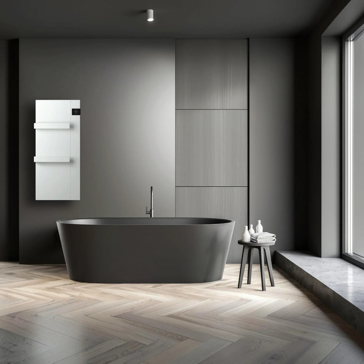Scaldasalviette elettrico Klimago™ Radialight ONSEN bianco installato in un bagno moderno con vasca scura