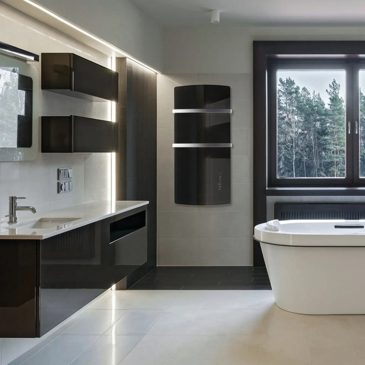 Scaldasalviette elettrico in vetro nero Klimago™ Radialight DEVA 1500 W installato a parete in un bagno moderno.