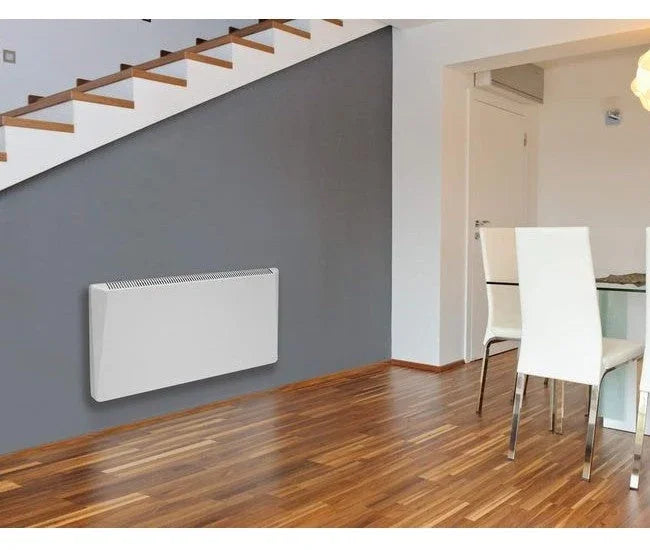 Termoconvettore elettrico digitale bianco Radialight SIRIO installato a parete in un ambiente domestico Klimago™