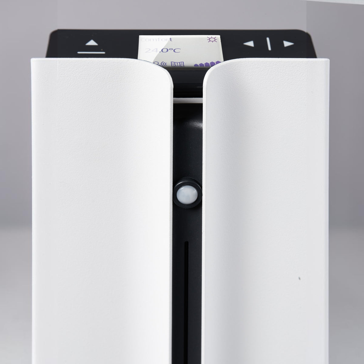 Dettaglio del display touch e sensore del radiatore elettrico Klimago™ Radialight KYOTO bianco ghiaccio