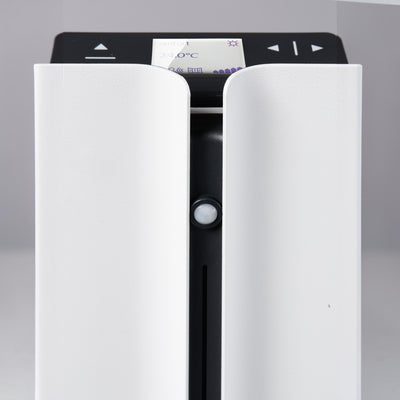 Dettaglio del display touch e sensore del radiatore elettrico Klimago™ Radialight KYOTO bianco ghiaccio