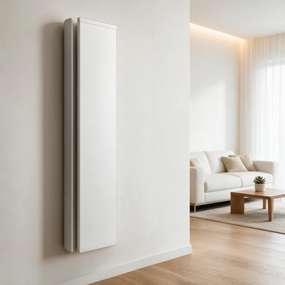 Radiatore elettrico verticale Radialight ICON Wi-Fi bianco installato su parete in un soggiorno moderno Klimago™