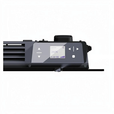 Dettaglio del pannello di controllo touch del radiatore elettrico in vetro Klimago™ AETHEREA con display digitale