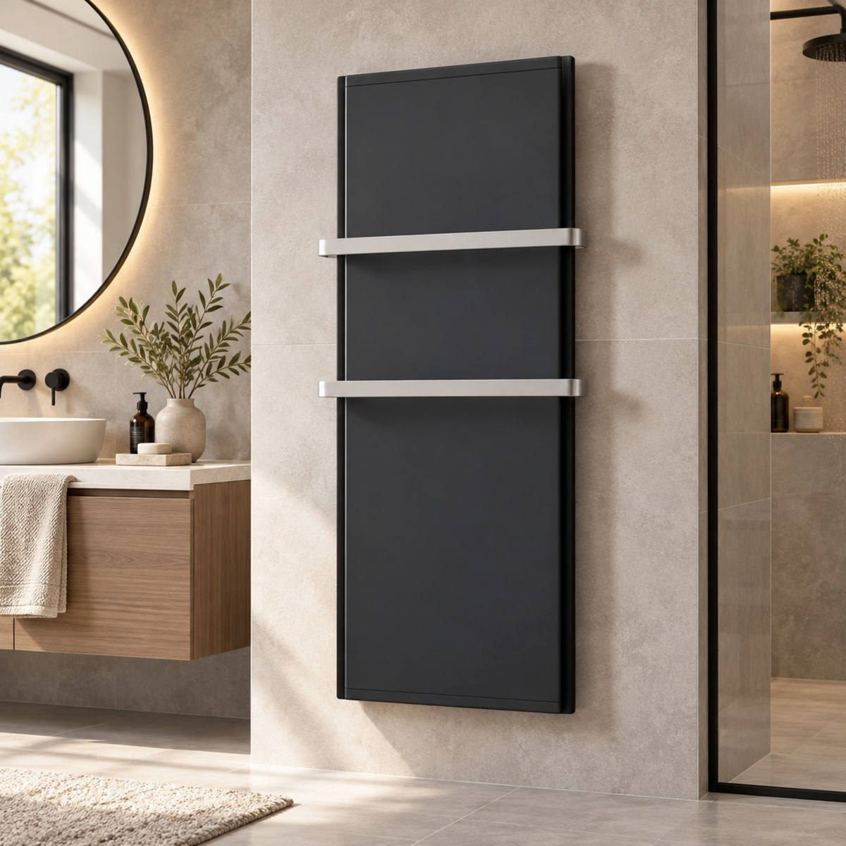 Kit barre portasalviette in alluminio Klimago™ montate su un radiatore Radialight ICON nero in un bagno moderno