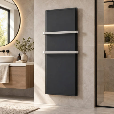Kit barre portasalviette in alluminio Klimago™ montate su un radiatore Radialight ICON nero in un bagno moderno