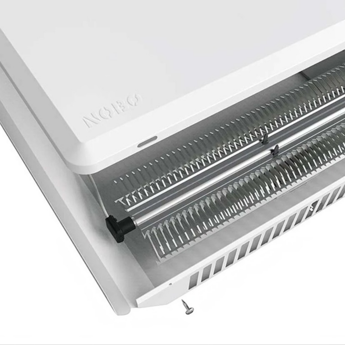 Dettaglio della griglia superiore del radiatore elettrico Klimago™ NOBO TOP bianco con design a convezione naturale