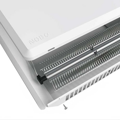 Dettaglio della griglia superiore del radiatore elettrico Klimago™ NOBO TOP bianco con design a convezione naturale