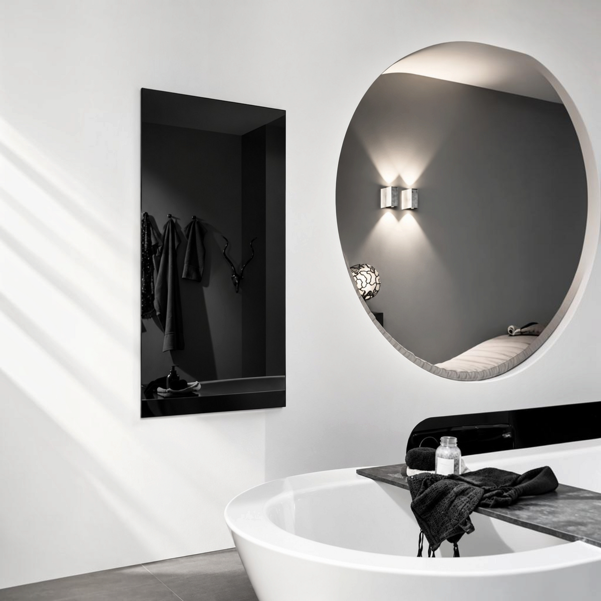 Pannello radiante a infrarossi Klimago™ Glass Line nero installato a parete in un bagno moderno con vasca