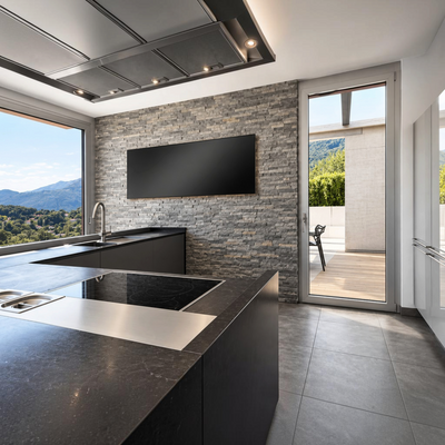 Pannello radiante a infrarossi Klimago™ Standard Line installato su una parete in pietra di una cucina moderna