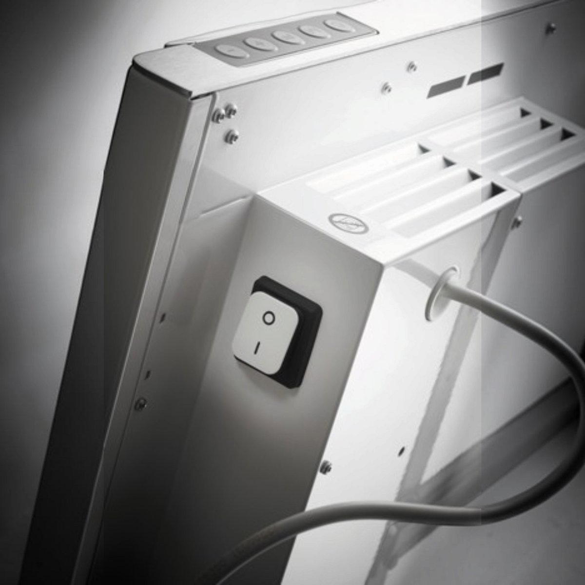 Dettaglio dell'interruttore laterale e del pannello di controllo del radiatore elettrico bianco Klimago™ Radialight KLIMA