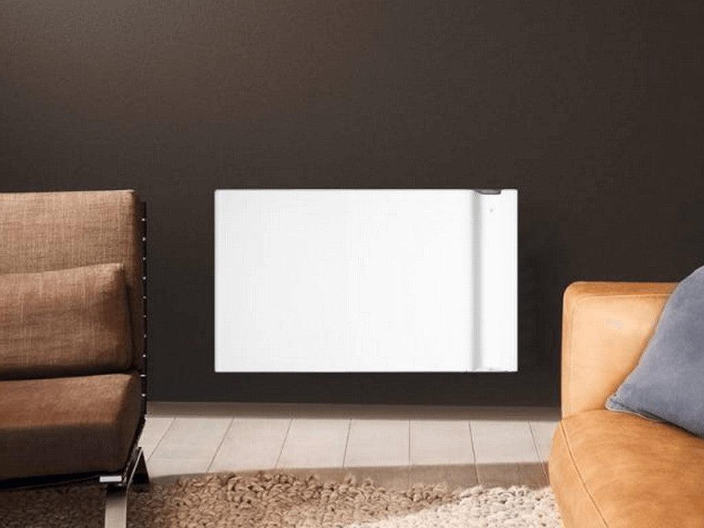 Radiatore elettrico bianco Radialight KLIMA Wi-Fi installato a parete in un soggiorno moderno, Klimago