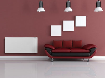 Radiatore elettrico bianco Radialight KLIMA Wi-Fi installato a parete in un soggiorno moderno con divano rosso