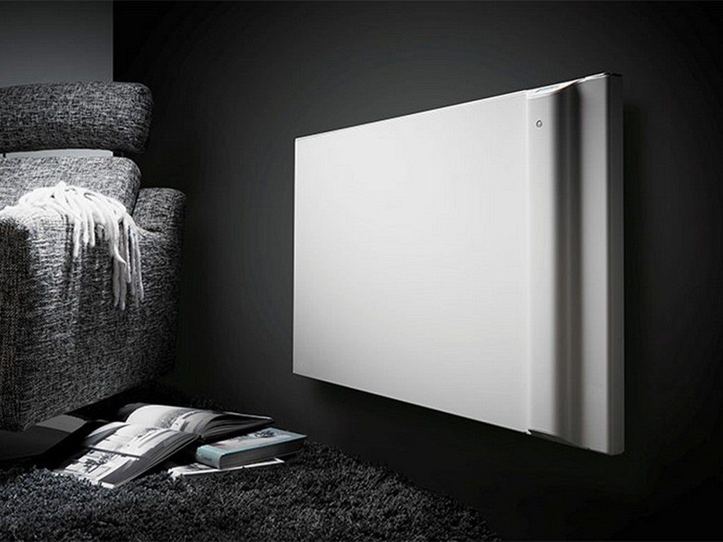 Radiatore elettrico bianco Radialight KLIMA Wi-Fi installato a parete in un moderno ambiente domestico Klimago