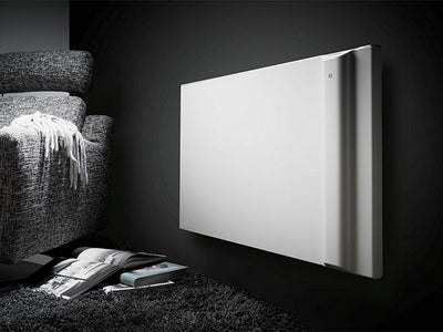 Radiatore elettrico bianco Radialight KLIMA Wi-Fi installato a parete in un moderno ambiente domestico Klimago