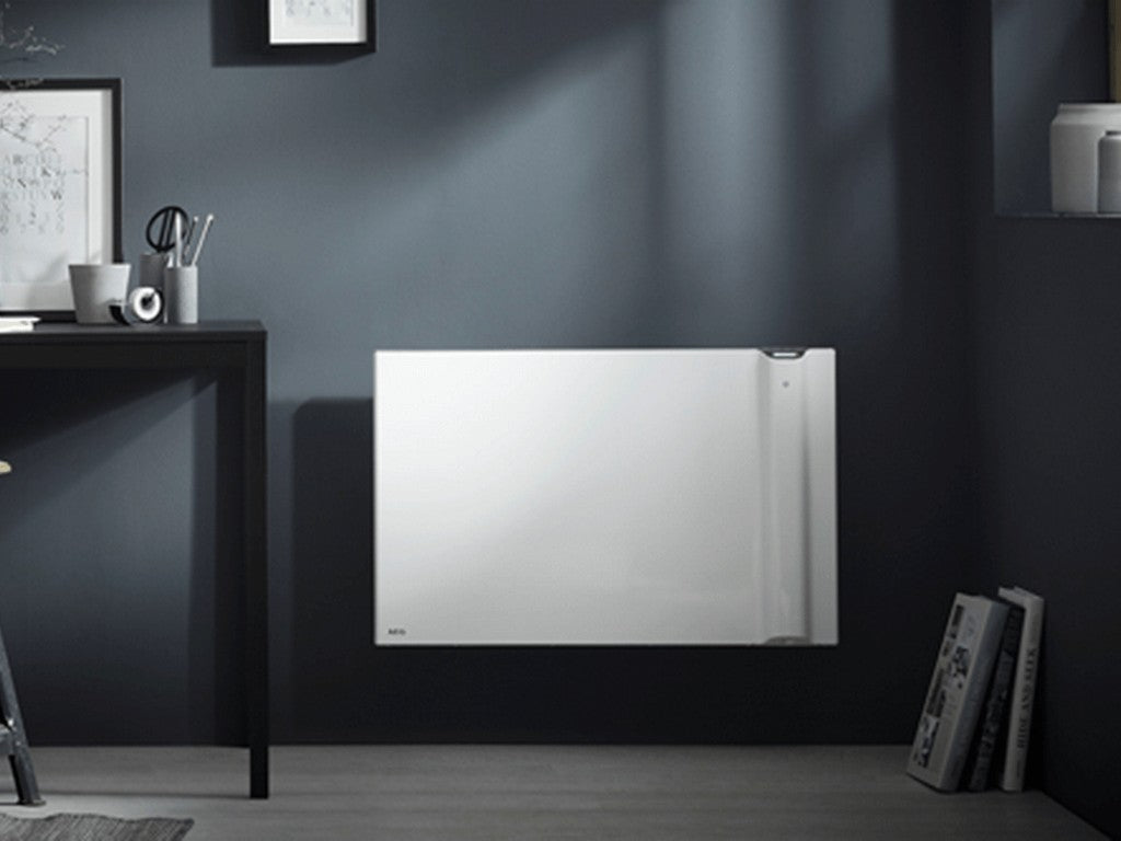 Radiatore elettrico bianco Klimago™ KLIMA Wi-Fi installato a parete in un ambiente moderno ed elegante.