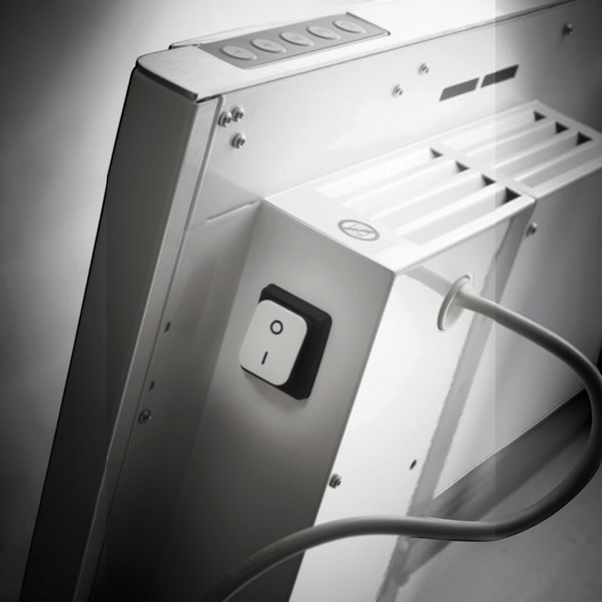 Dettaglio dell'interruttore laterale e del design bianco del radiatore elettrico Radialight KLIMA Dual-Therm di Klimago