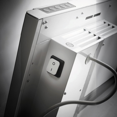 Dettaglio dell'interruttore laterale e del design bianco del radiatore elettrico Radialight KLIMA Dual-Therm di Klimago