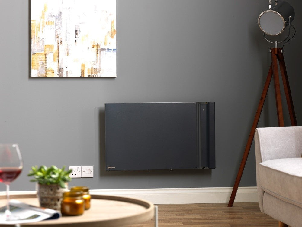 Radiatore elettrico Radialight KLIMA Wi-Fi installato a parete in un soggiorno moderno, design elegante e compatto