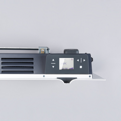 Dettaglio del pannello di controllo touch retroilluminato del radiatore elettrico Klimago™ Radialight KYOTO
