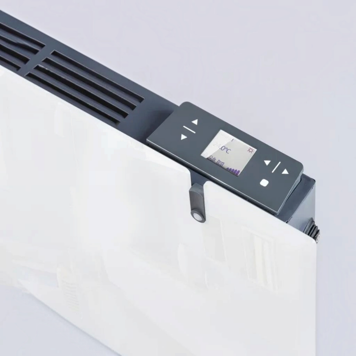Dettaglio del pannello di controllo touch del radiatore elettrico in vetro bianco Radialight AETHEREA di Klimago™