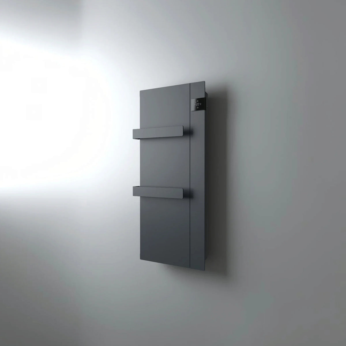 Scaldasalviette elettrico verticale Radialight ONSEN antracite con display touch, disponibile su Klimago™