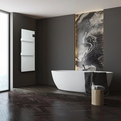 Scaldasalviette elettrico bianco Radialight ONSEN installato in un bagno moderno con vasca da bagno Klimago