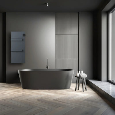 Scaldasalviette elettrico Radialight ONSEN antracite installato in un bagno moderno con vasca da bagno Klimago