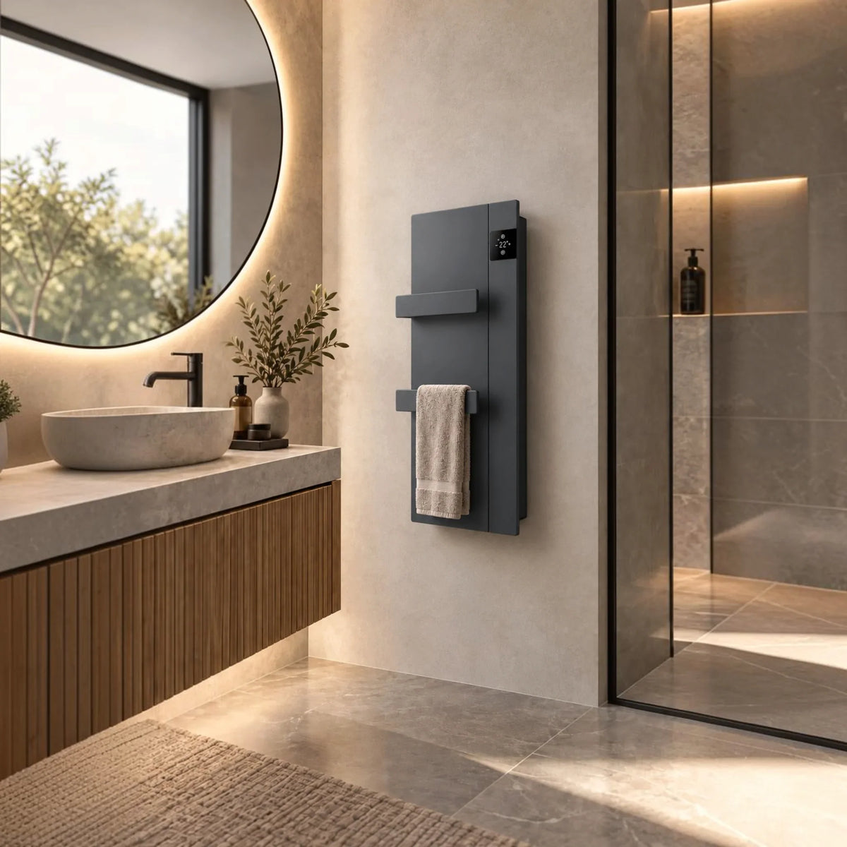 Scaldasalviette elettrico Radialight ONSEN antracite installato in un bagno moderno con asciugamano appeso, Klimago™