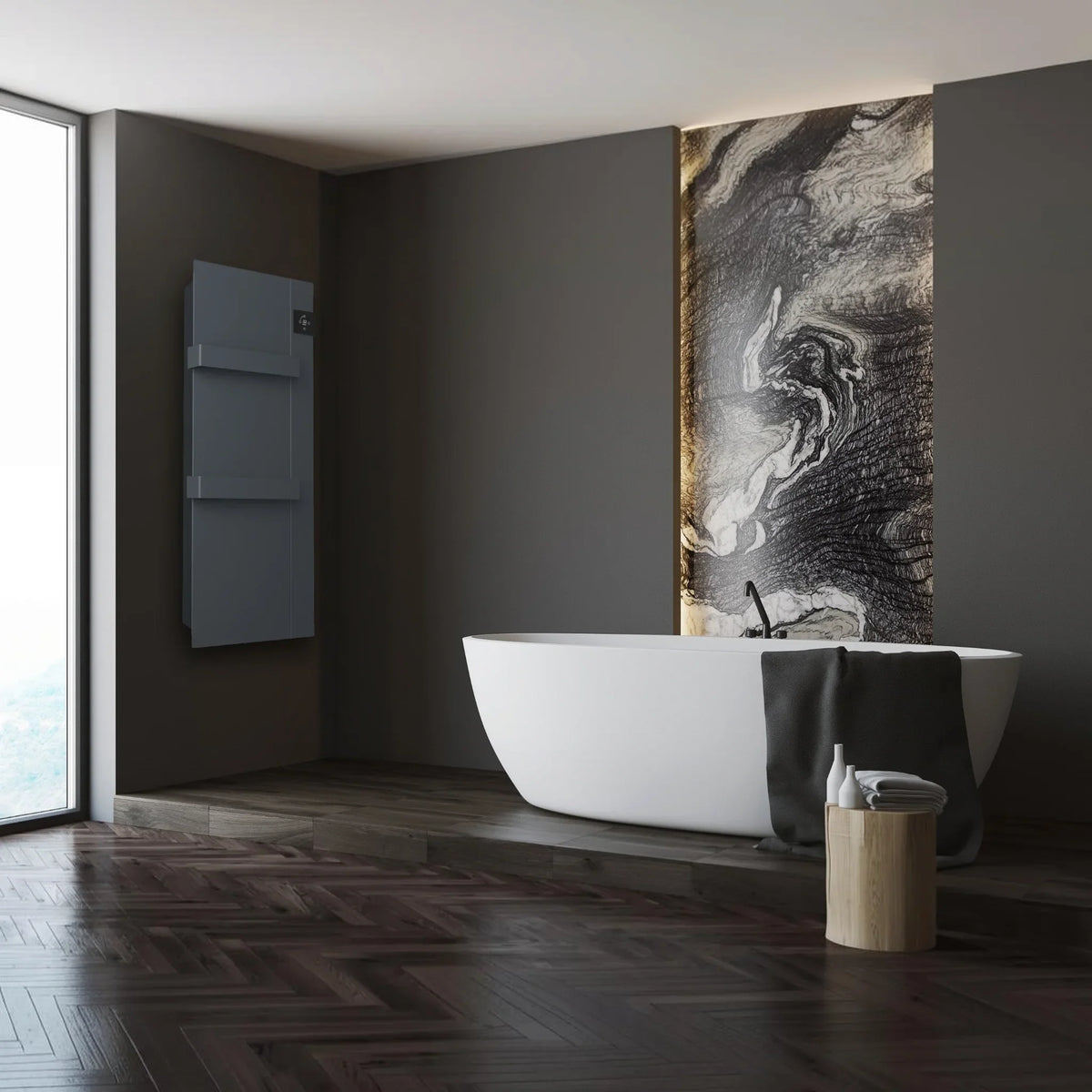 Scaldasalviette elettrico Radialight ONSEN antracite installato in un bagno moderno con vasca freestanding