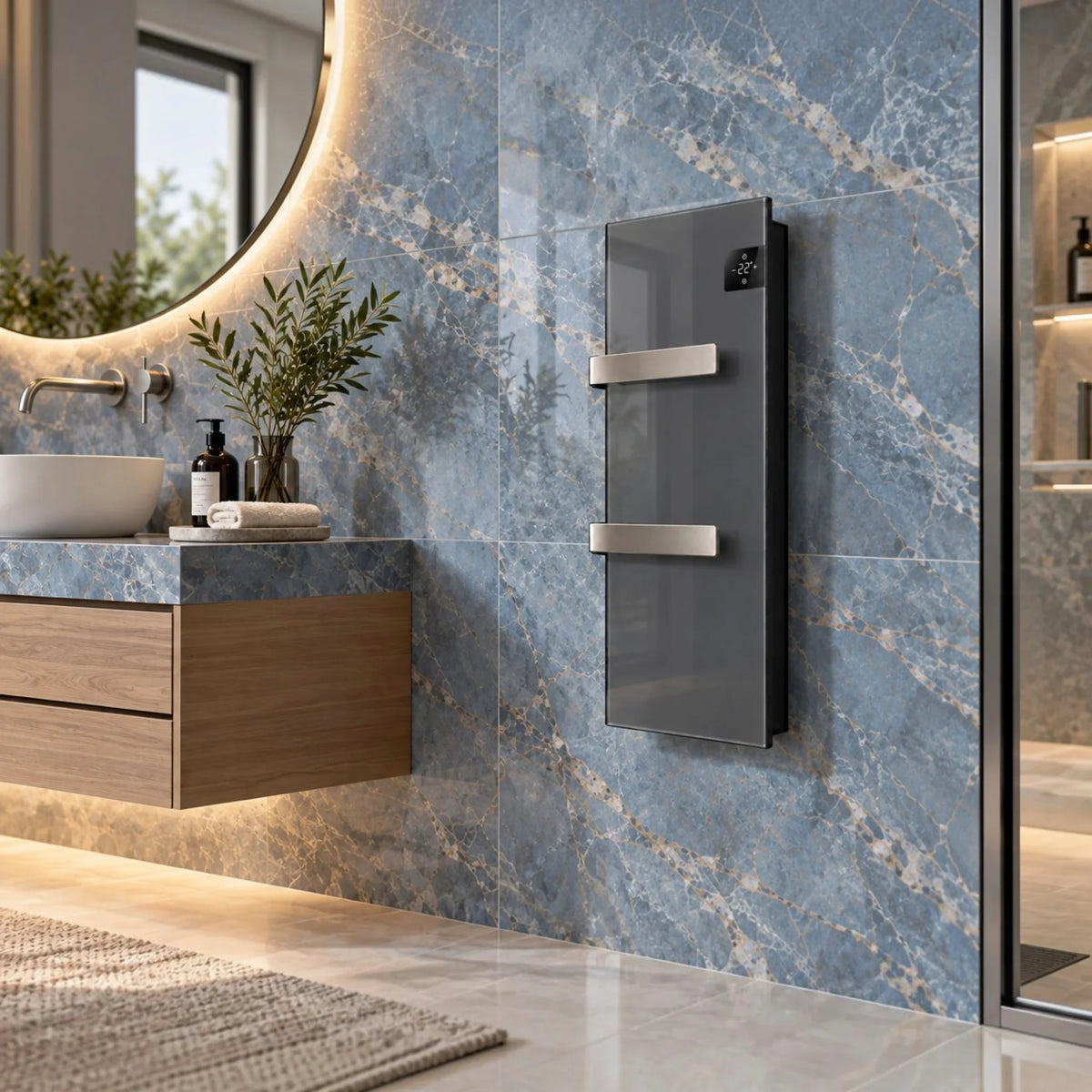 Scaldasalviette elettrico in vetro antracite Radialight SILK installato su parete in marmo blu, offerto da Klimago™