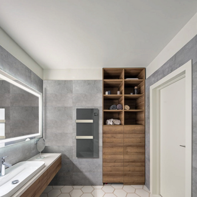 Scaldasalviette elettrico in vetro antracite Radialight SILK EVO installato in un bagno moderno Klimago
