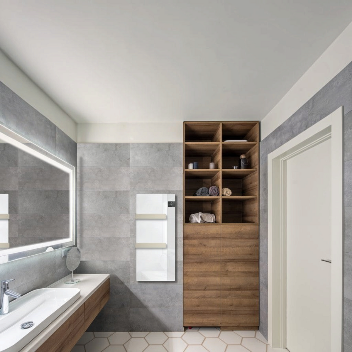 Scaldasalviette elettrico in vetro bianco Radialight SILK EVO installato su parete grigia in un bagno moderno Klimago