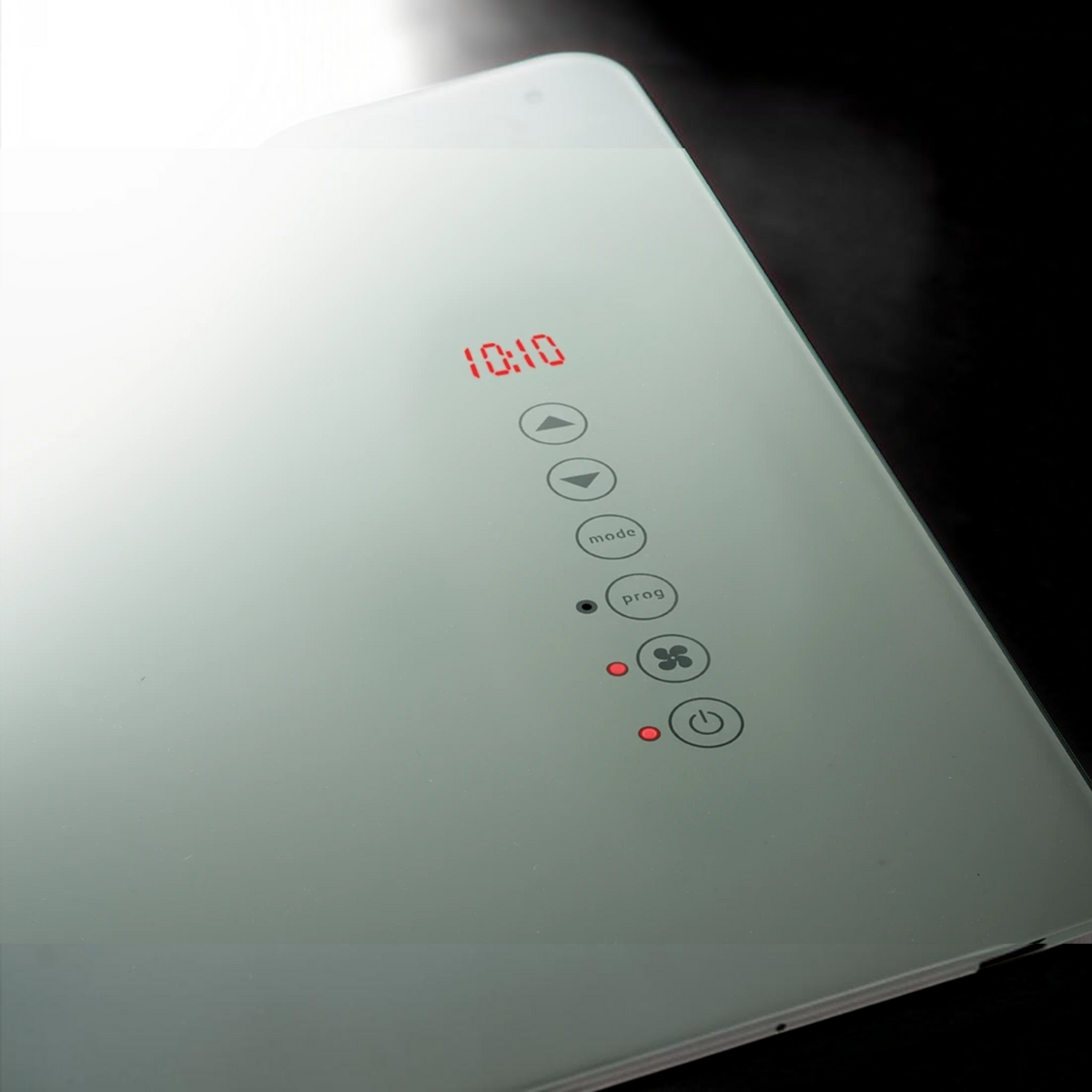 Dettaglio del pannello di controllo touch con display digitale dello scaldasalviette in vetro Radialight DEVA Klimago™