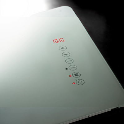 Dettaglio del pannello di controllo touch con display digitale dello scaldasalviette in vetro Radialight DEVA Klimago™