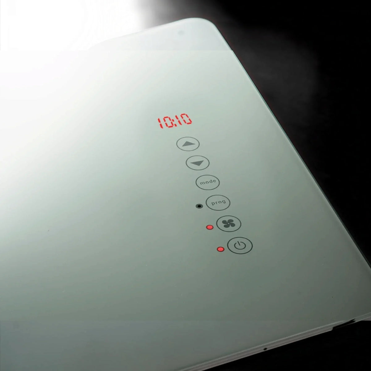 Dettaglio del pannello di controllo touch con display digitale dello scaldasalviette in vetro Radialight DEVA Klimago™