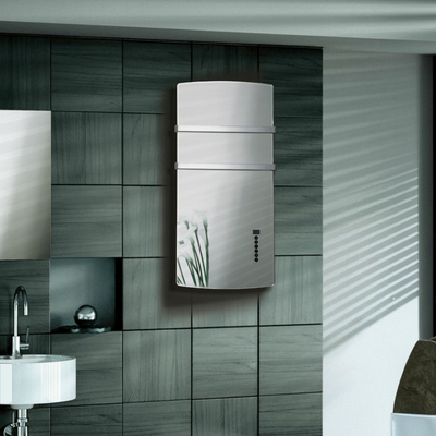 Scaldasalviette elettrico in vetro Klimago™ Radialight DEVA con portasalviette e termoventilatore in un bagno moderno.